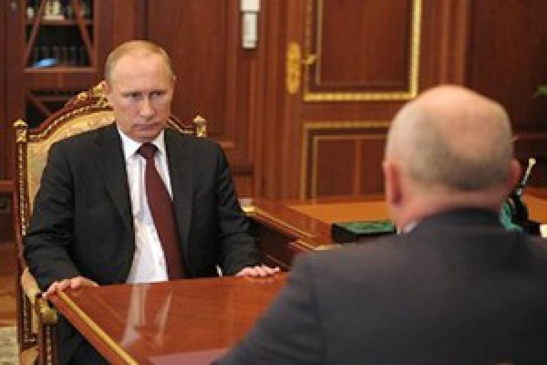 Путин принял отставку омского губернатора