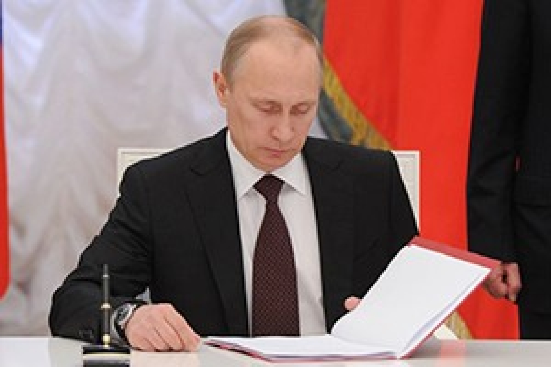 Владимир Путин приостановил индексацию пенсий