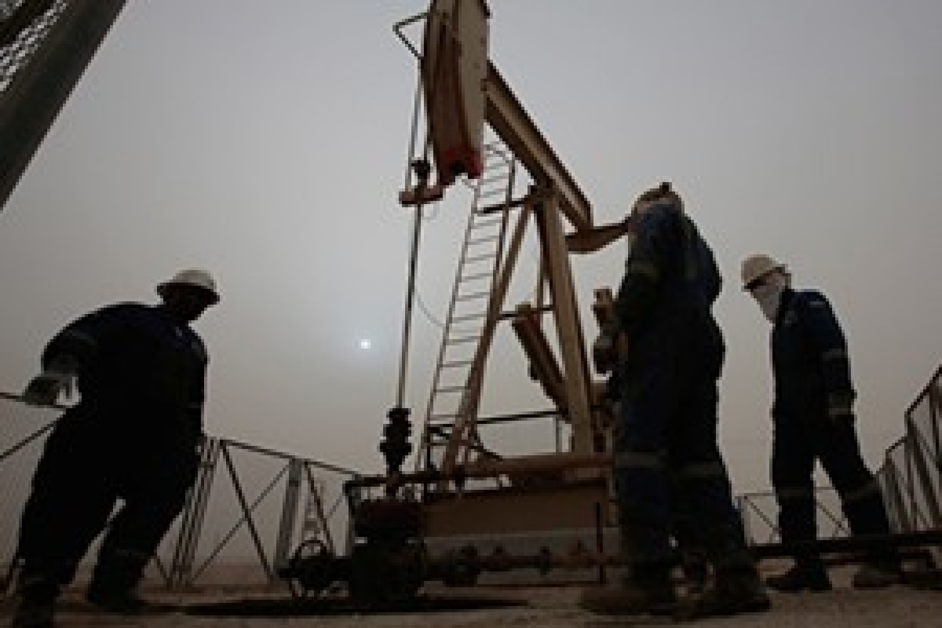 Нефть опустилась ниже 28 долларов