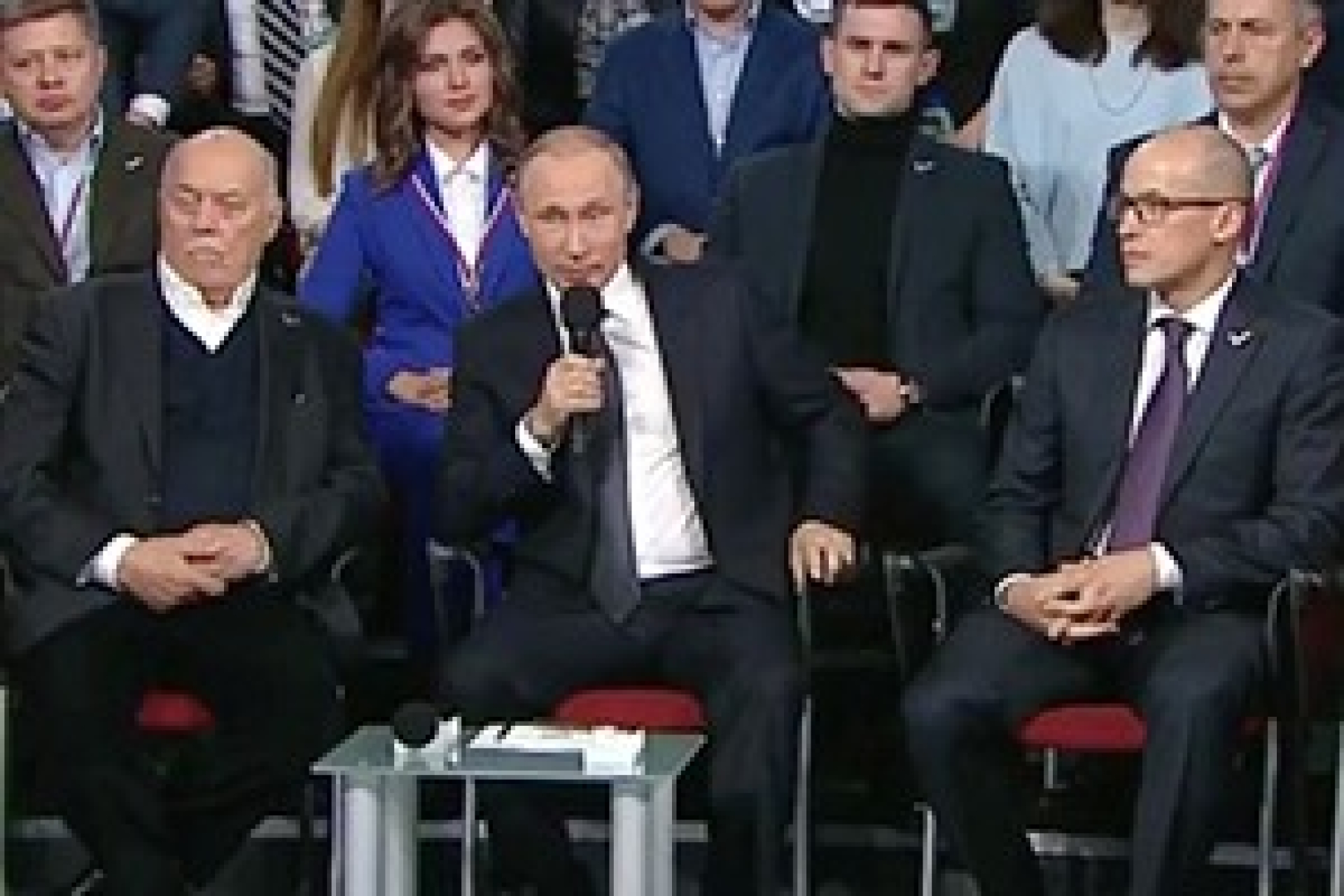 Путин пообещал бороться с незаконным контентом и вырубкой лесов