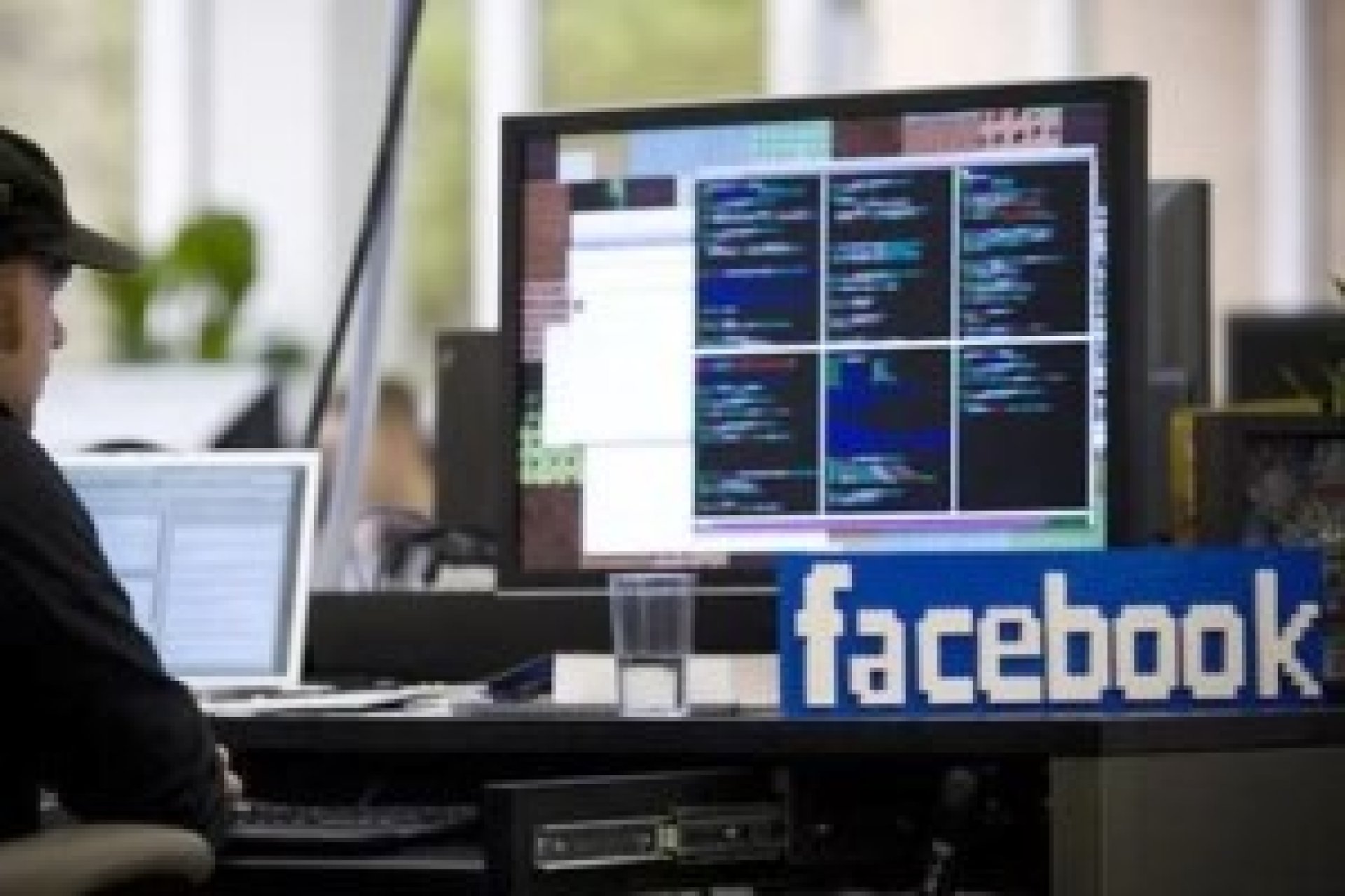 Роскомнадзор проведет проверку в Facebook