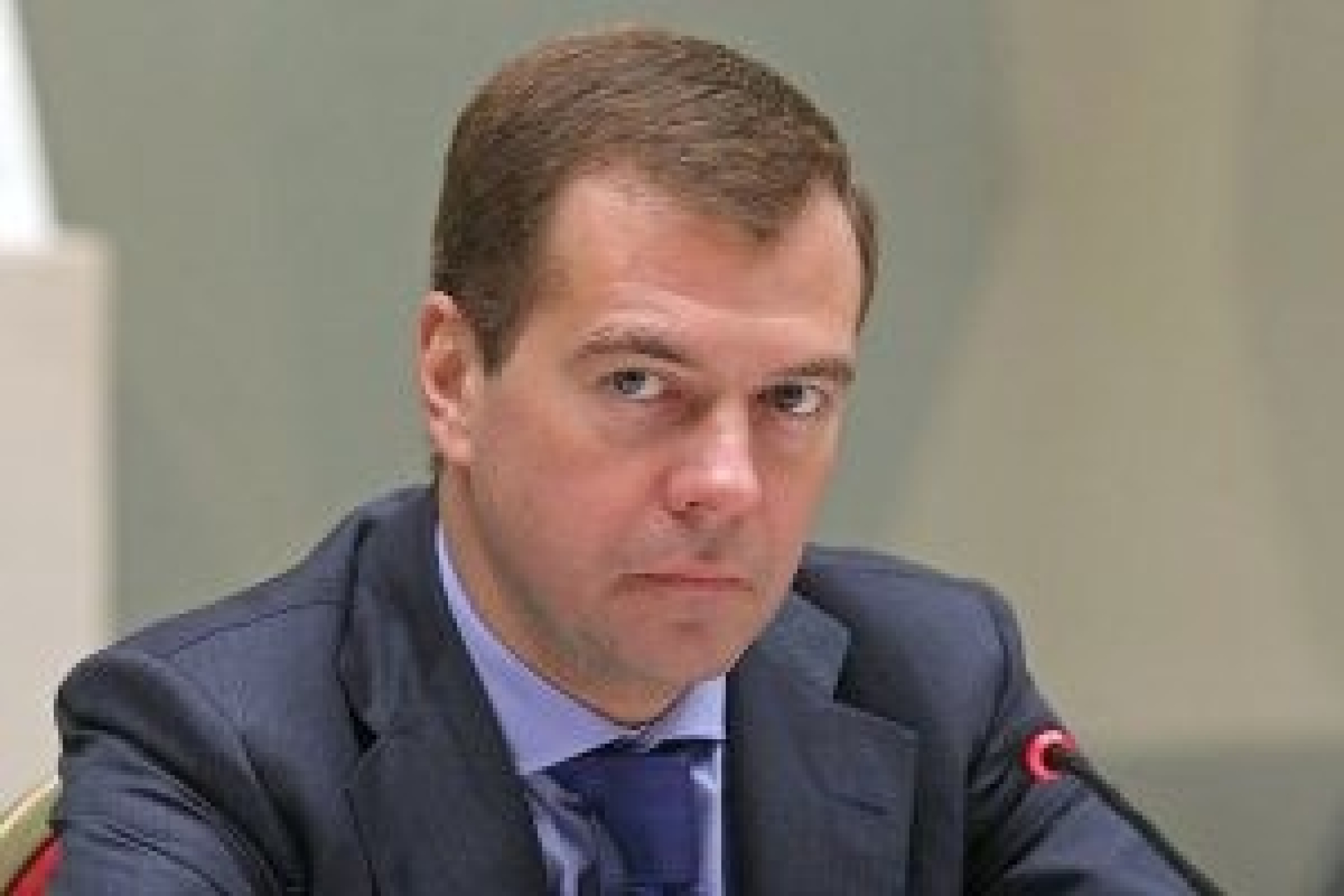 Медведев подверг критике работу чиновников