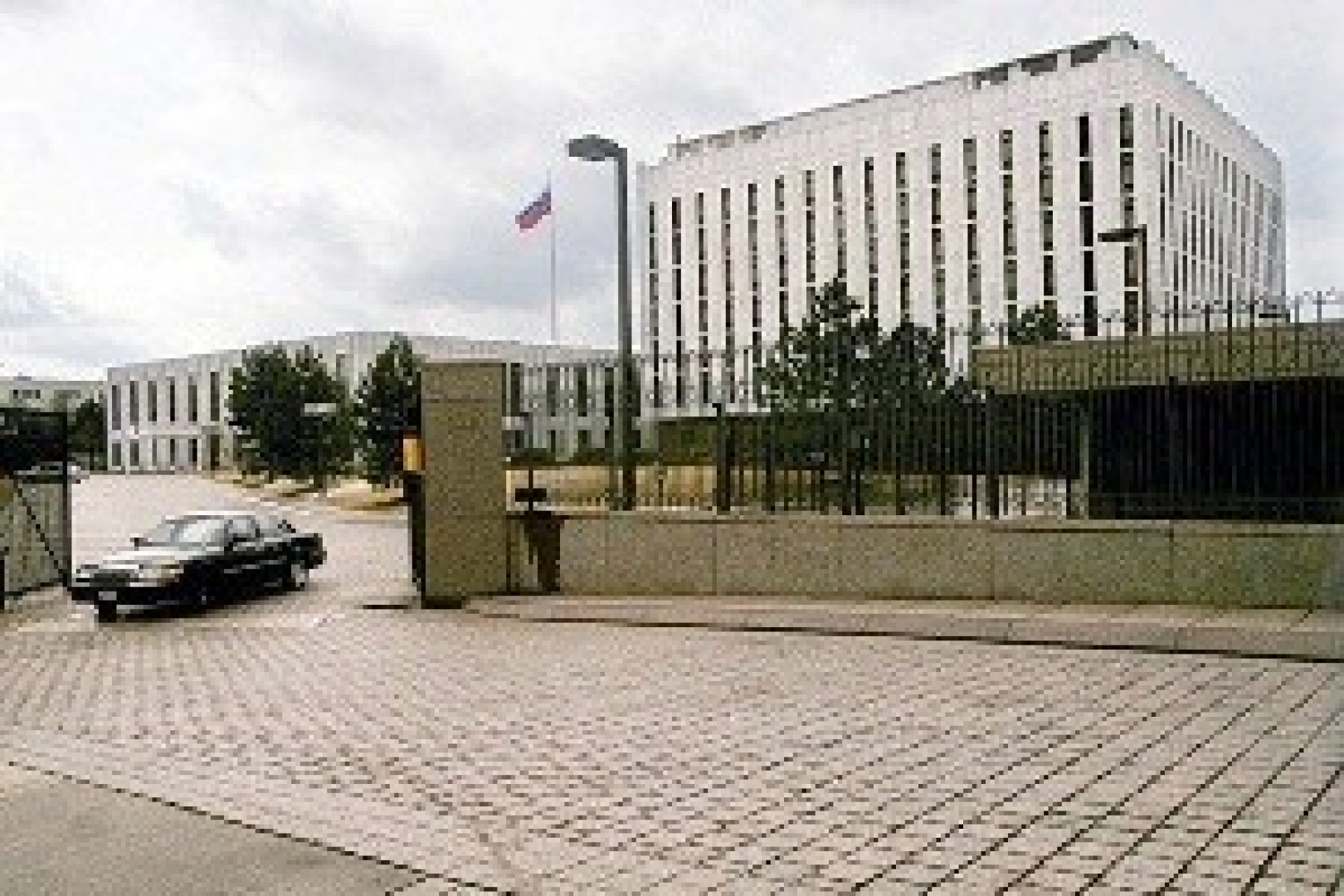 Российское посольство выразило сожаление из-за "мегафонной дипломатии" США