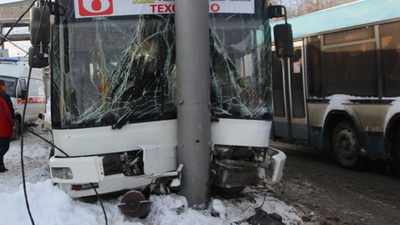 В Саратове случилось ДТП с автобусом: есть пострадавшие