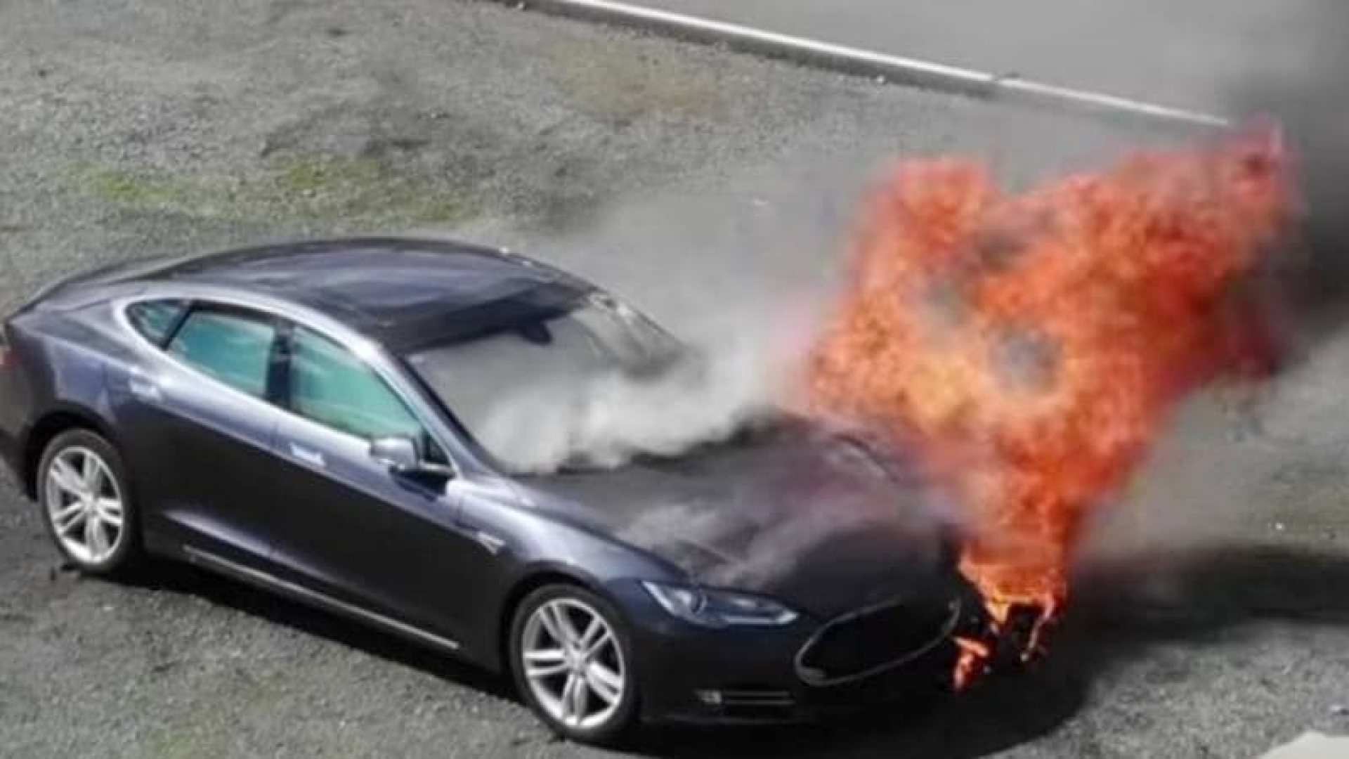 Tesla неожиданно загорелась на глазах у владельца