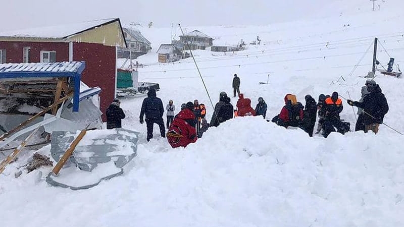 В Домбае спасли шесть человек после схода лавины