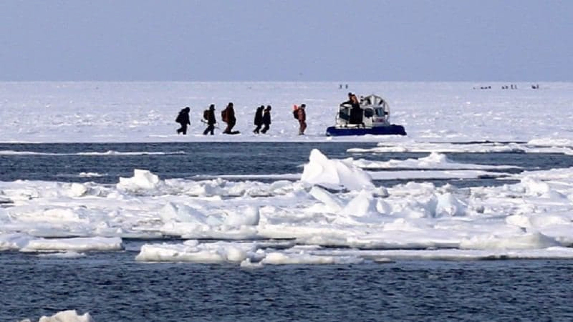 Льдина на Сахалине унесла в море 40 рыбаков