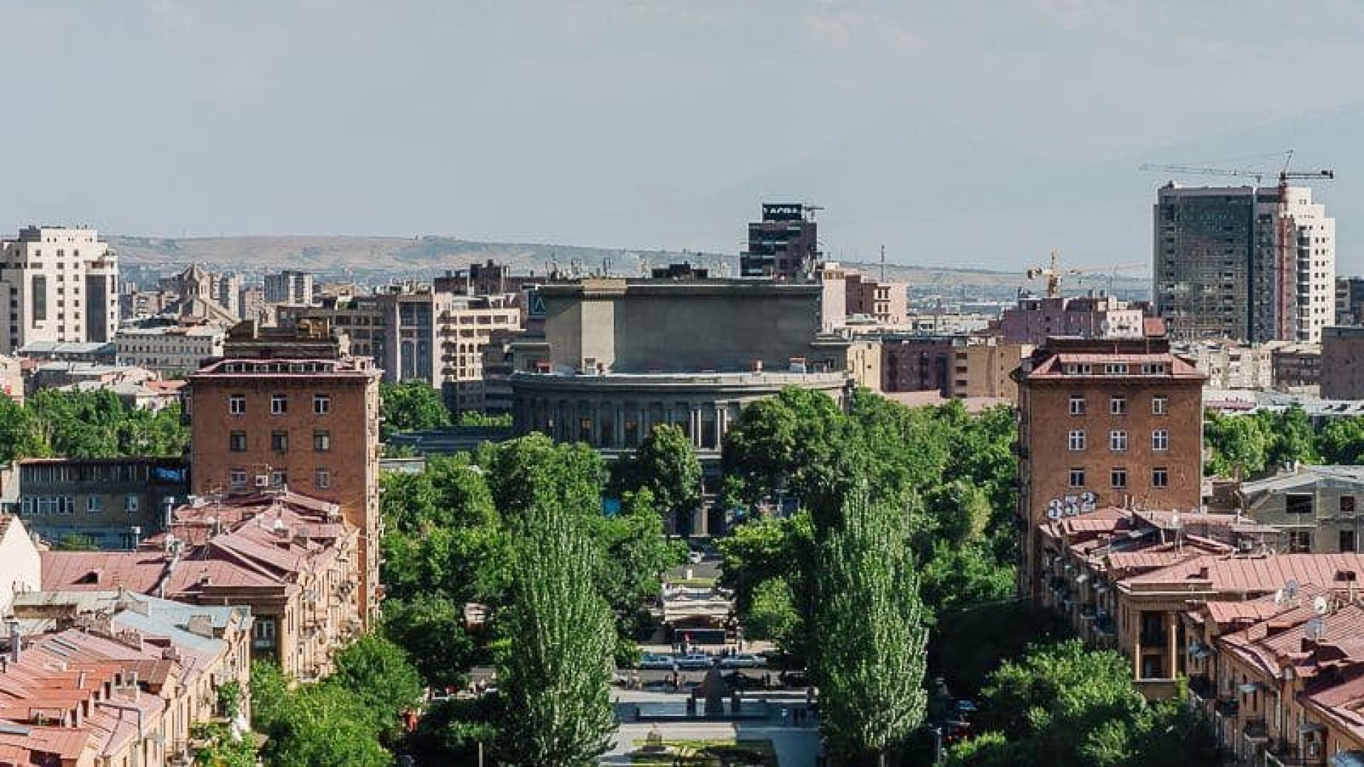 Противники Пашиняна ворвались в администрацию Еревана