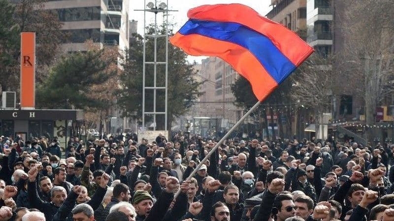 Противники Пашиняна ворвались в администрацию Еревана