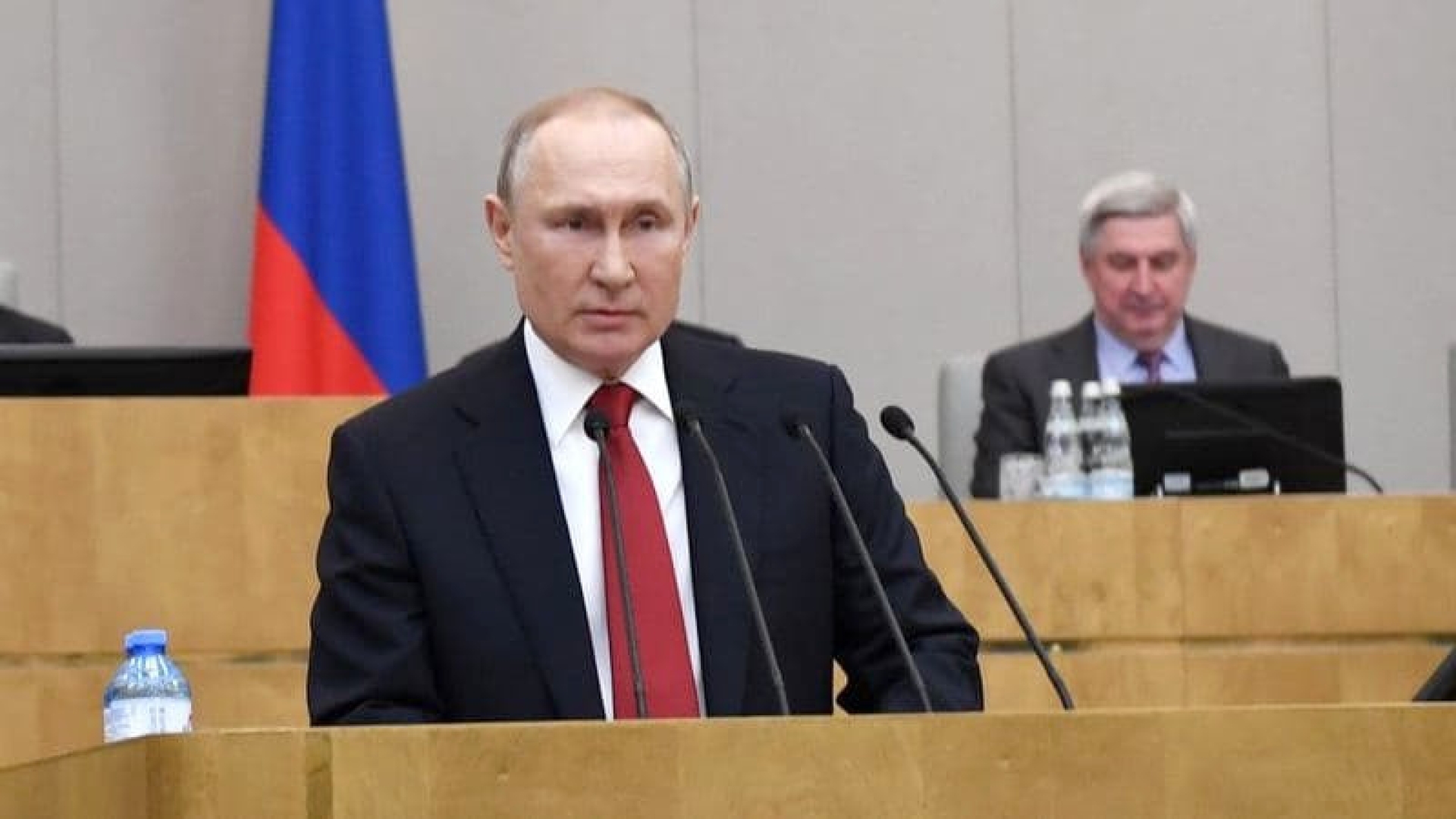 Путин пообещал защитить правоохранителей и их семьи