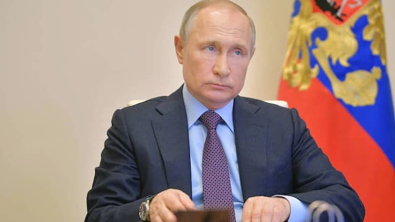 Путин поручил проверить зарплаты бюджетников