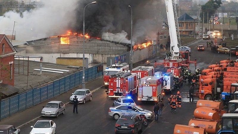 Под Москвой горит автосервис и 10 машин