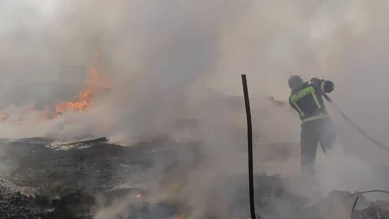 Площадь пожара на складе в Челябинской области возросла