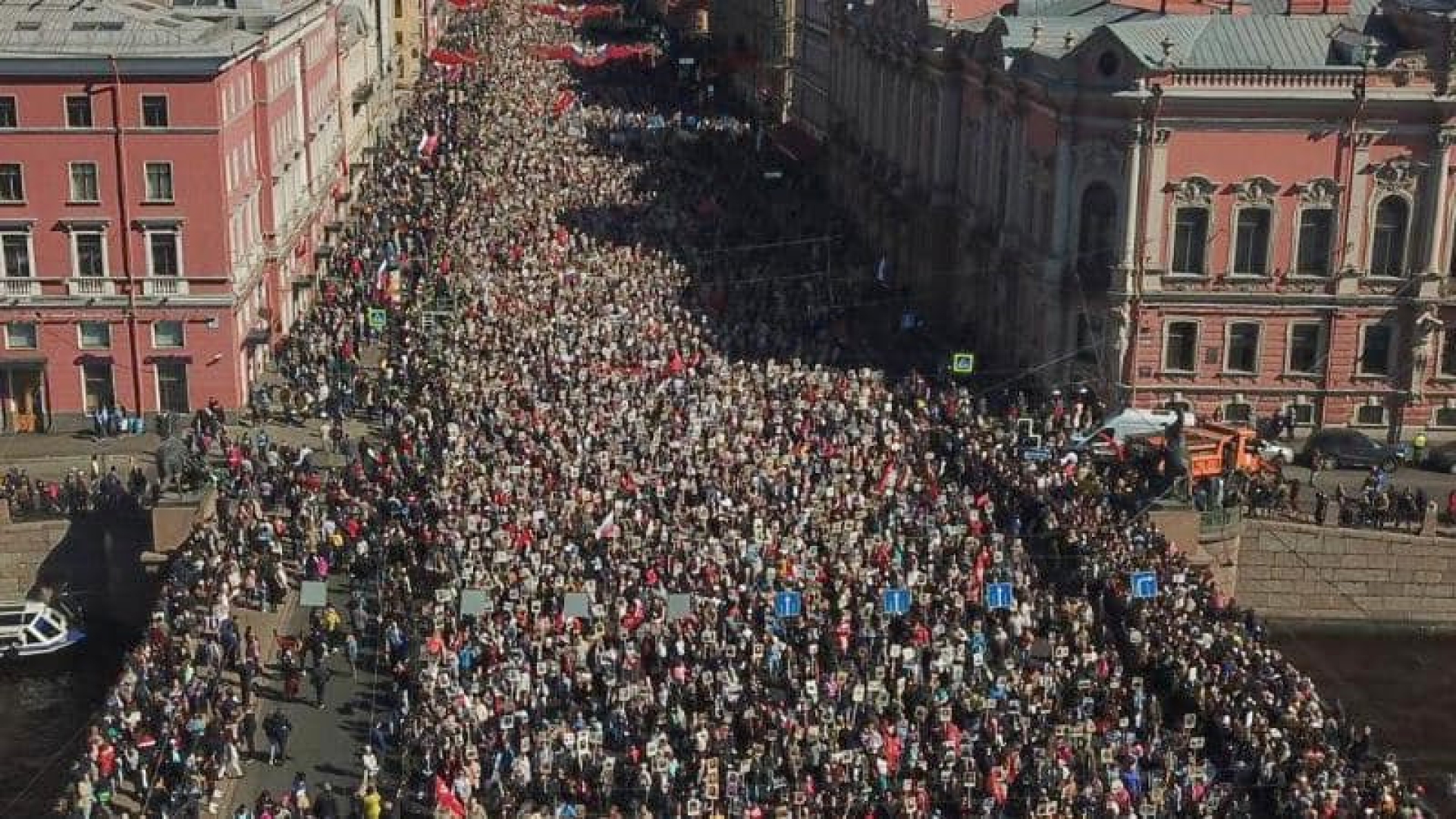 Песков заявил, когда может пройти акция "Бессмертный полк"