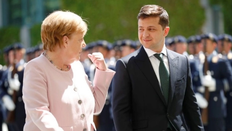 Cracked "platform" or "bifurcation" Zelensky