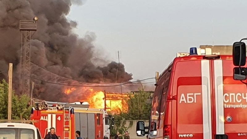 В Екатеринбурге загорелась многоэтажка, погибли минимум двое