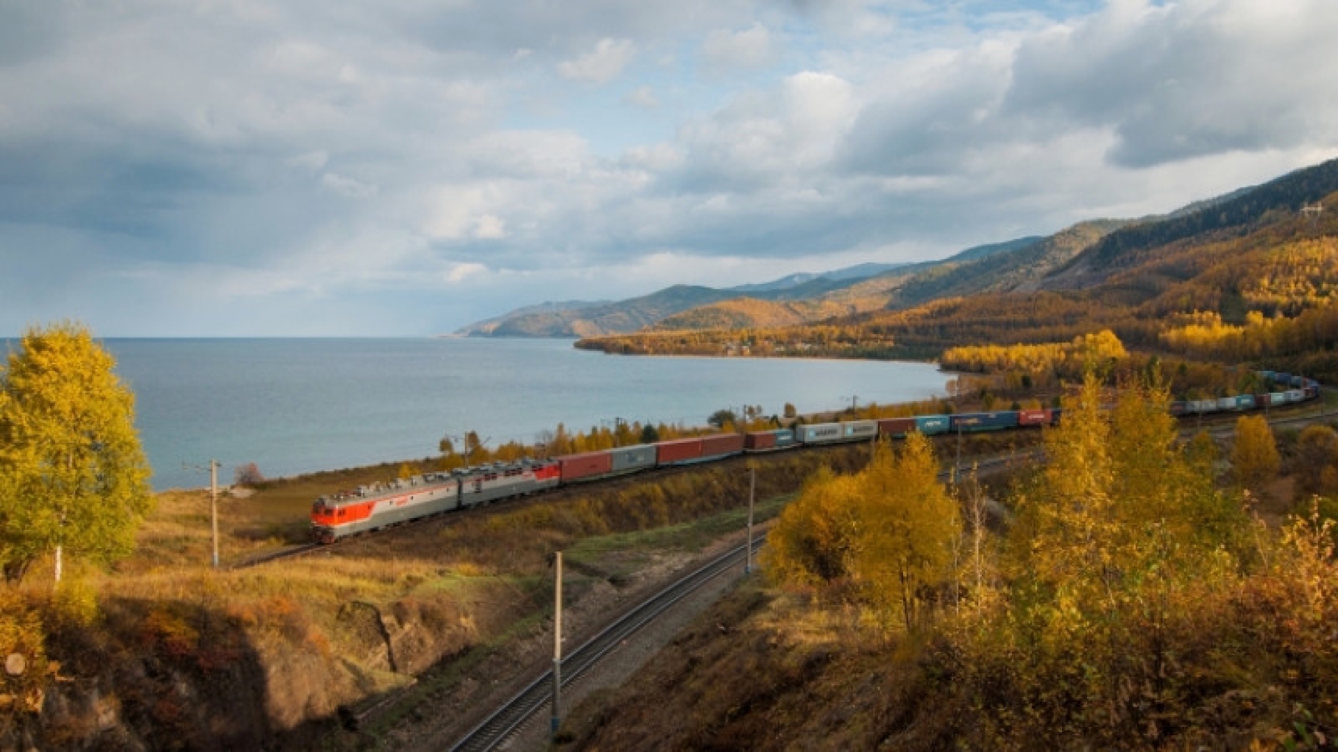 Во Владивостоке обрушилась часть ж/д моста