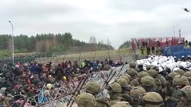 Мигранты готовятся штурмовать КПП белорусско-польской границы