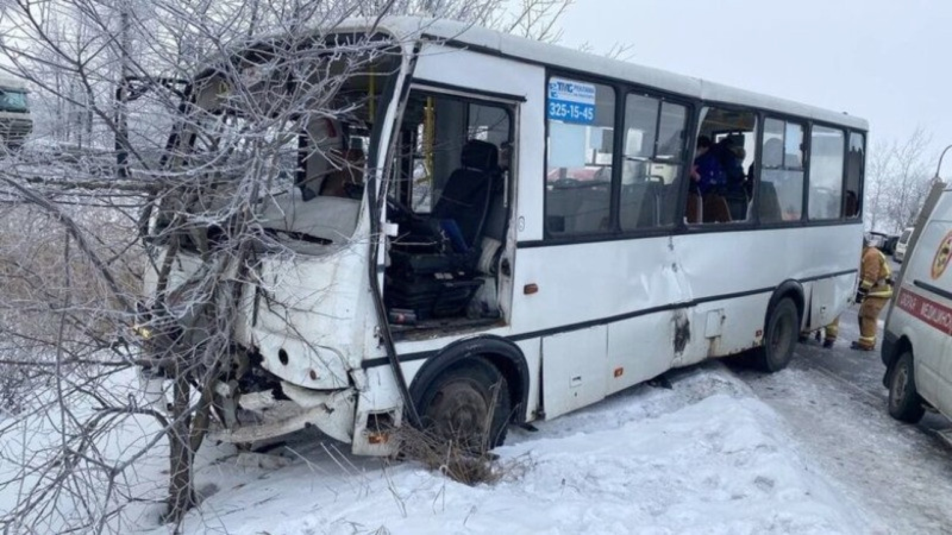 Фура столкнулась с автобусом на юге Петербурга