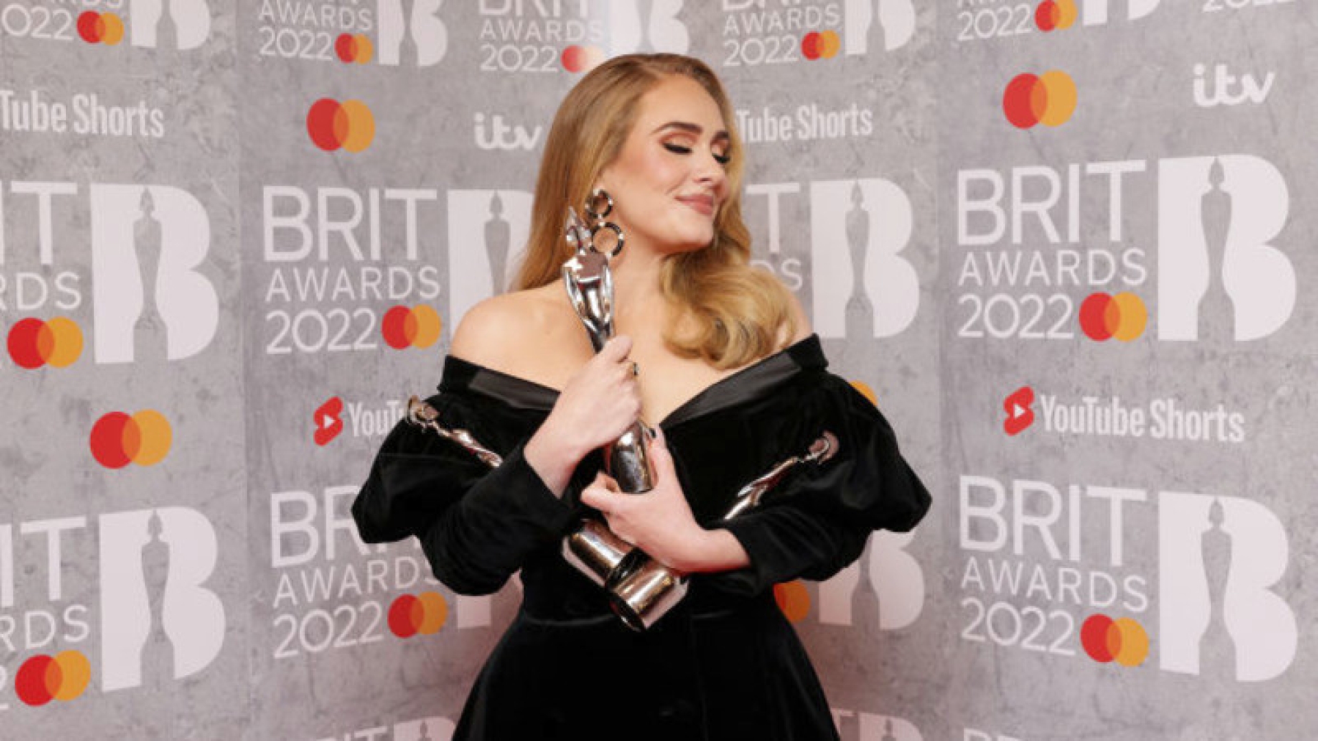 Адель стала триумфатором Brit Awards 2022