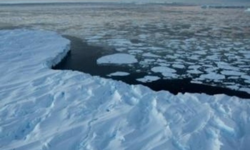 На Сахалине более 50 рыбаков унесло на льдине в море