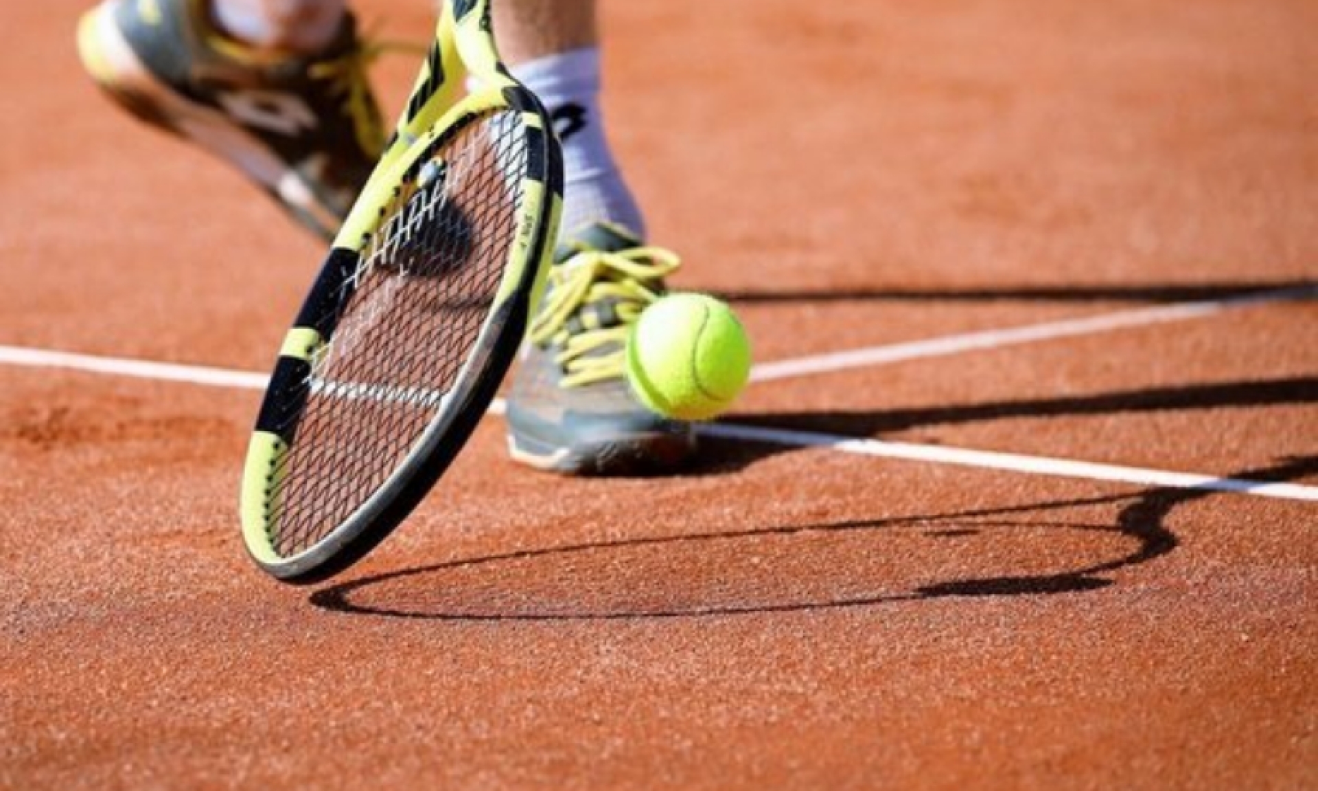 Roland Garros не будет отстранять россиян и белорусов от турнира