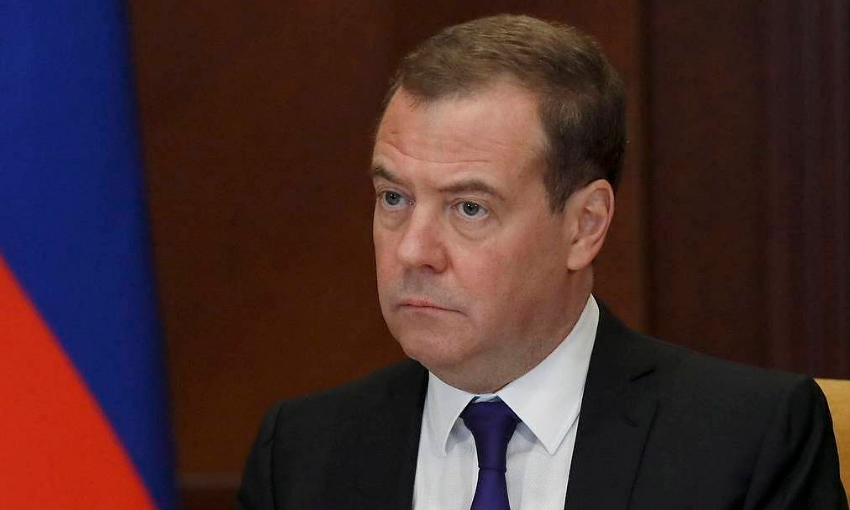 Медведев: Россия ударит на поражение по центрам принятия решений при атаке со стороны Украины