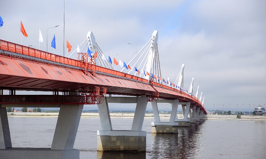 Грузовое движение открыли на первом автомобильном мосту между Россией и Китаем