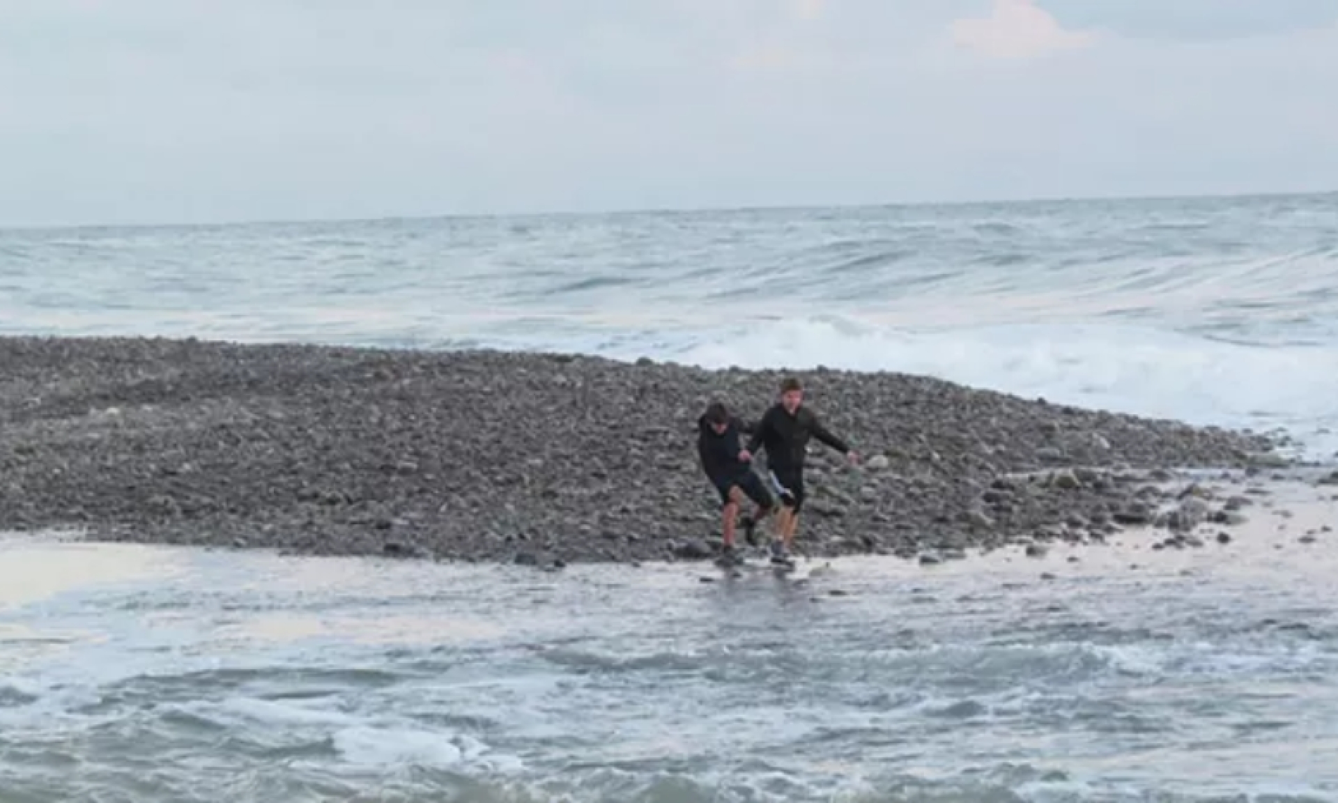 Два автомобиля с семью людьми унесло в море в Краснодарском крае