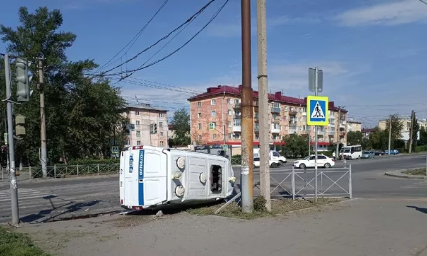 В Омске водитель автомобиля Ford протаранила полицейскую "Газель"