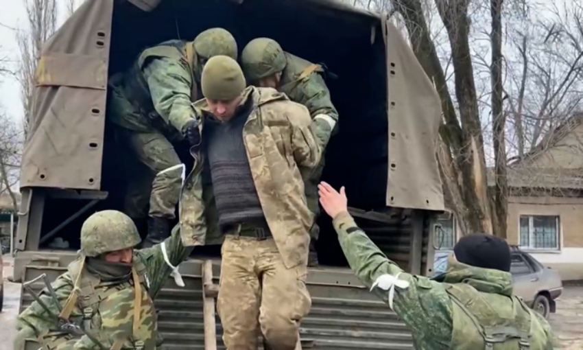 Переход на сторону противника при военных действиях будет считаться изменой