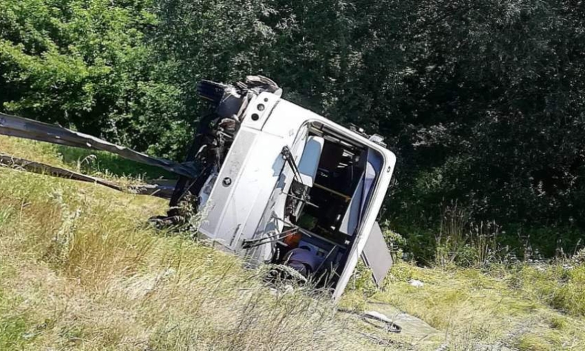 В Пензенской области 17 человек пострадали в аварии с перевернувшимся автобусом