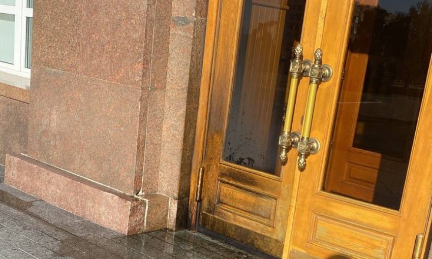 Неизвестный бросил две бутылки с зажигательной смесью в здание администрации Орловской области