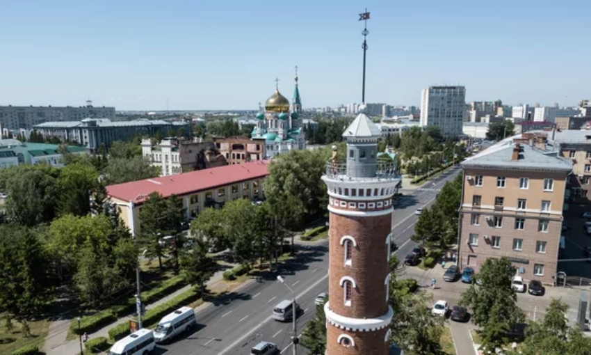 В центре Омска женщину сбило оторвавшееся колесо автобуса