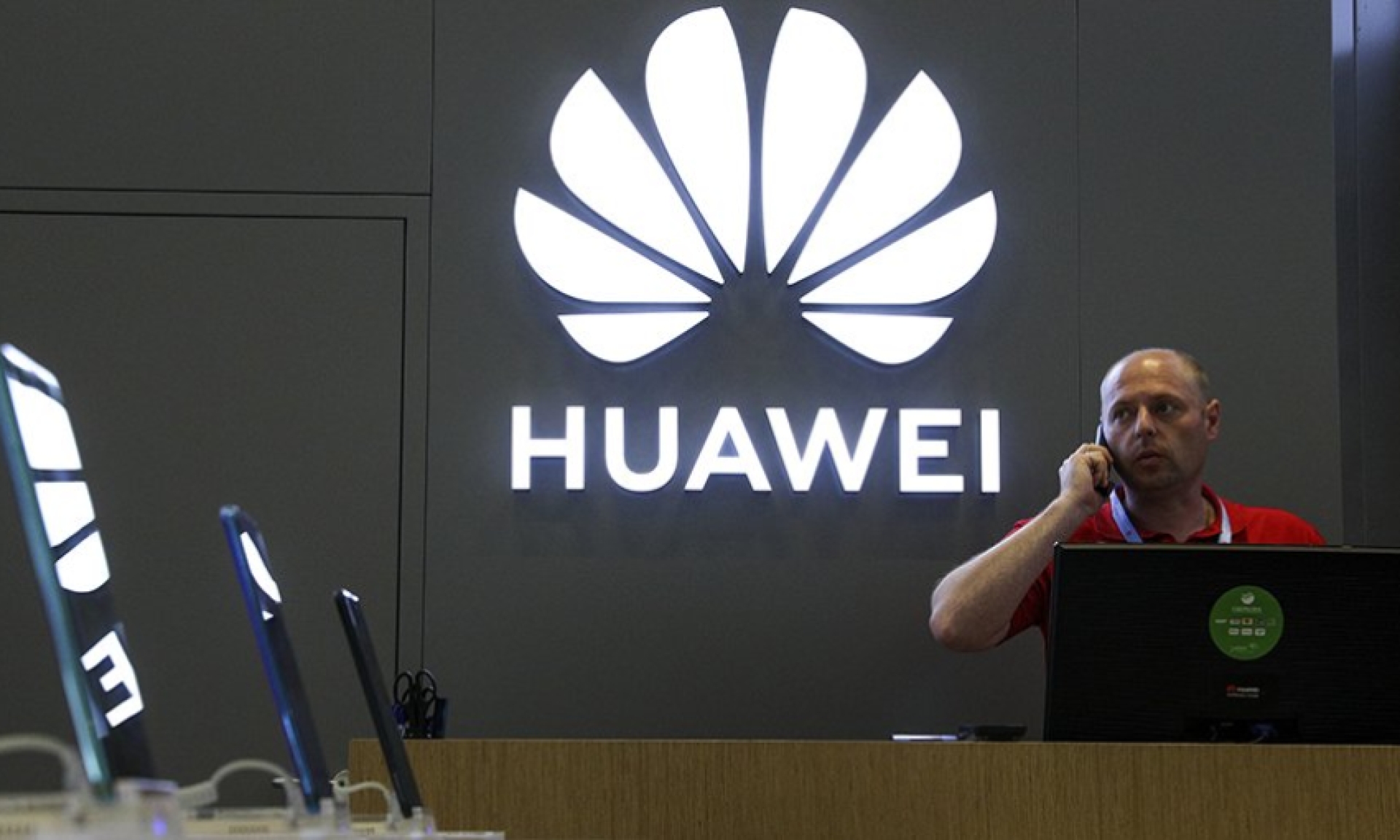 "Известия": Huawei прекратила поставки смартфонов и может окончательно уйти с рынка России