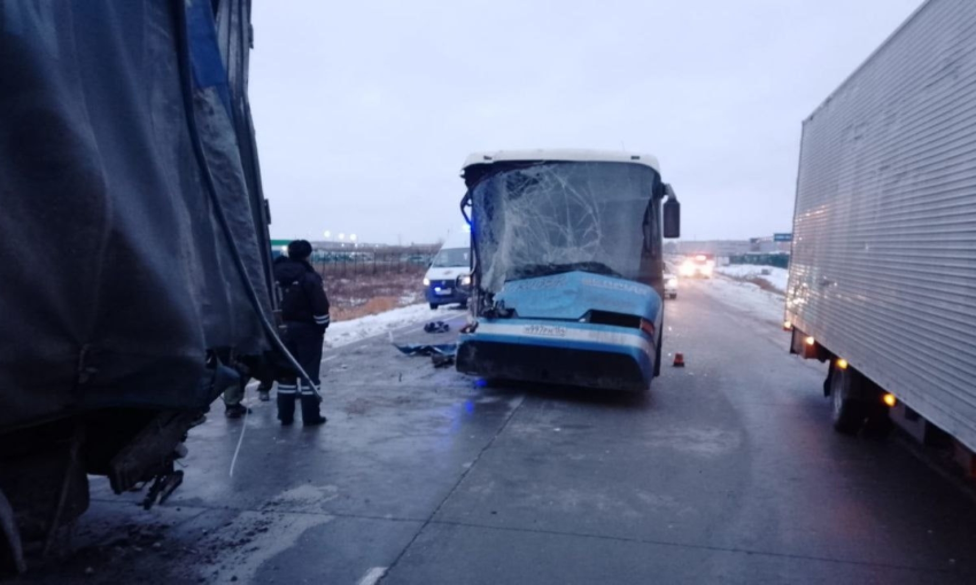 В Новосибирской области 10 человек госпитализированы после ДТП автобуса и фуры