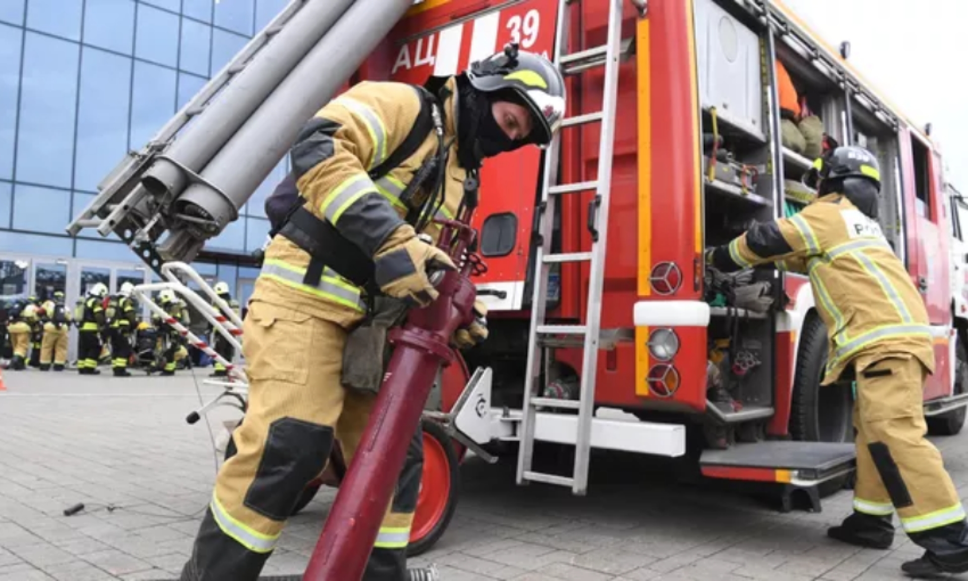 В Москве эвакуируют людей из загоревшегося ТЦ "Елоховский пассаж"