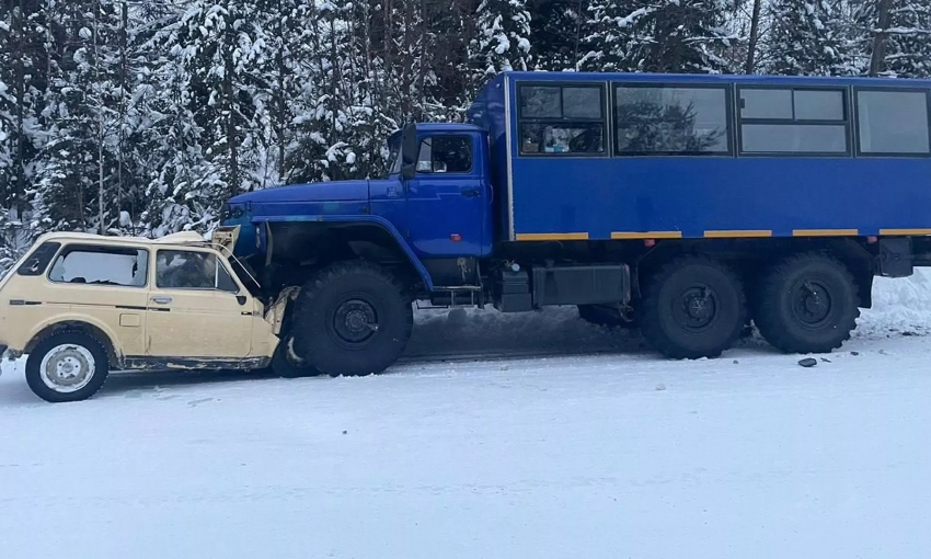 В Красноярском крае автомобиль "Нива" угодил под грузовик "Урал", четверо погибли