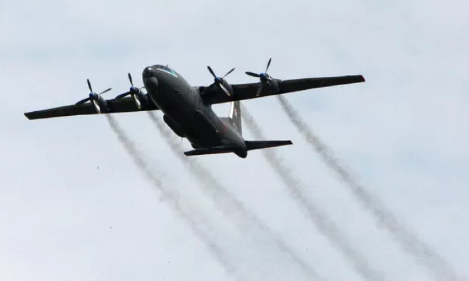 Самолет Ан-12 загорелся в новосибирском аэропорту "Толмачево" после вынужденной посадки