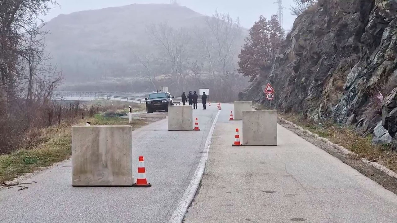 Serbs on the barricades