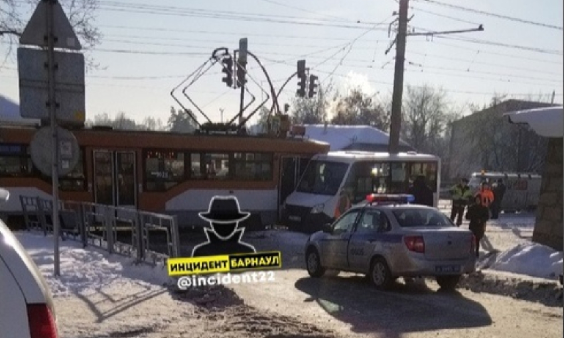 Восемь человек пострадали в ДТП маршрутки и трамвая в Барнауле