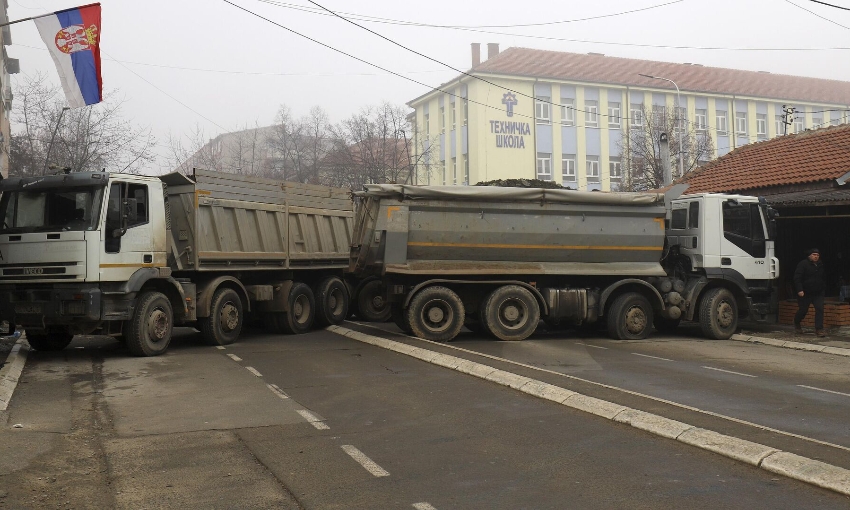 Сербы начали убирать баррикады на границе с Косово