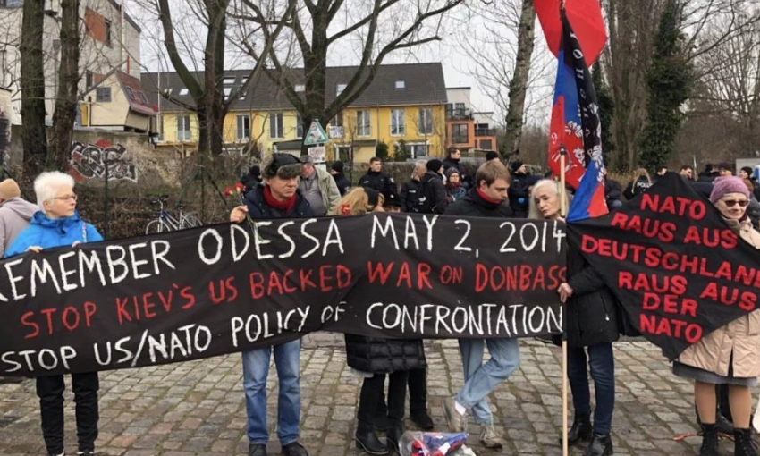 Welt: немцы принесли флаг ДНР на митинг в Берлине против Запада