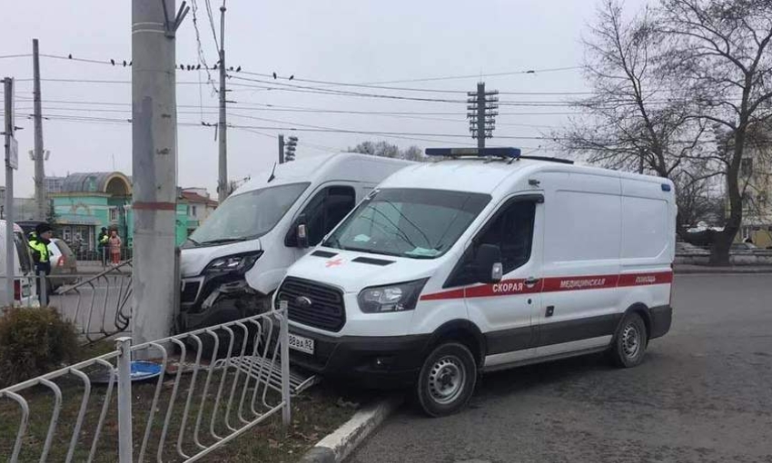Четыре человека пострадали в ДТП со "скорой" в Симферополе