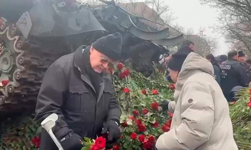 Жители Берлина принесли цветы к установленному у посольства России танку