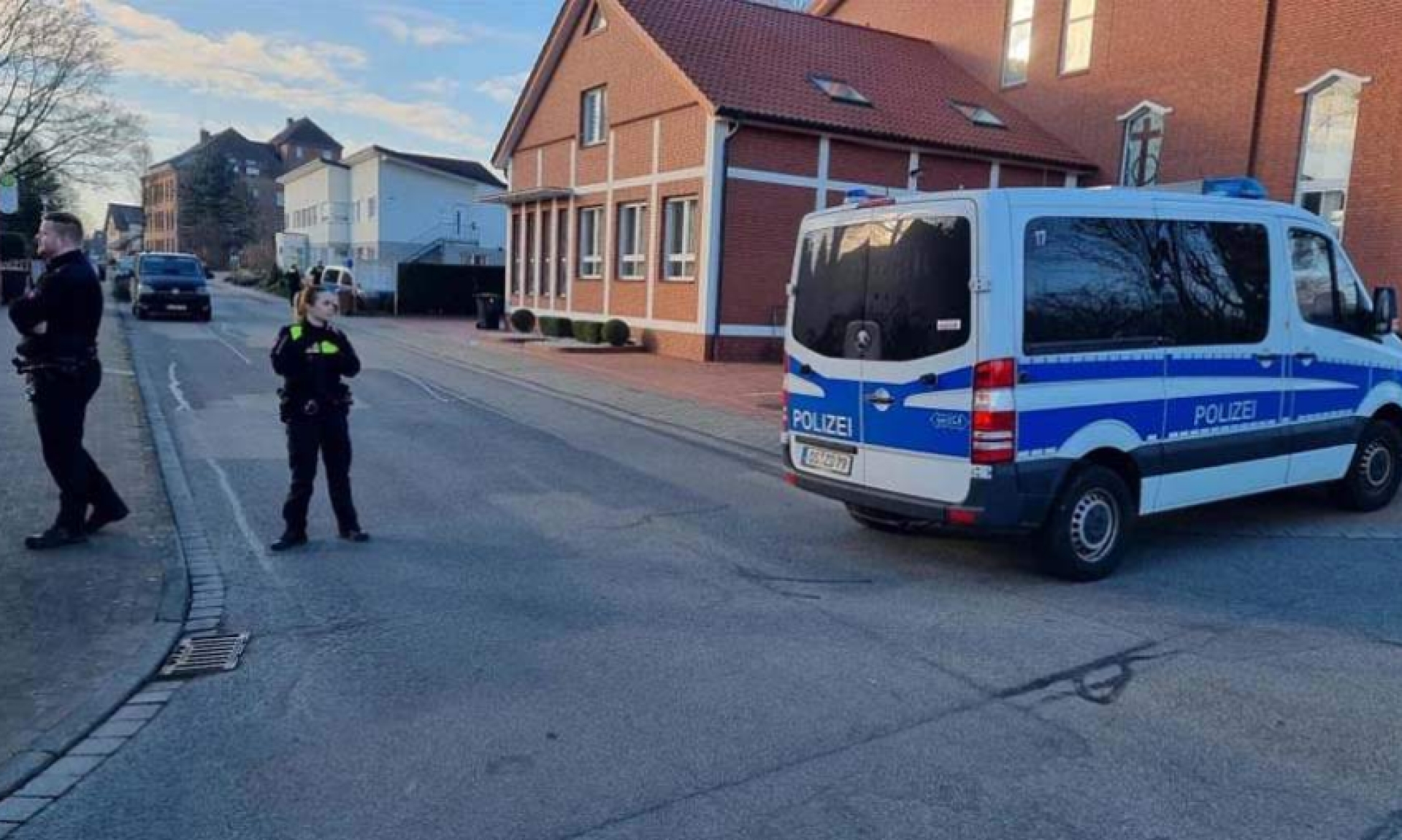При стрельбе возле начальной школы в Германии пострадали два человека