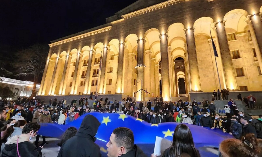 В Грузии на КПП Верхний Ларс образовалась пробка длиной более километра в сторону России