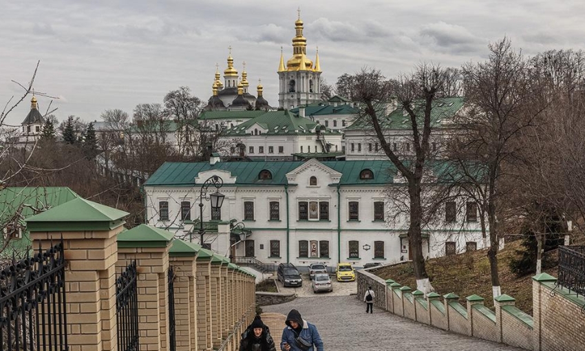 Рейдеры в рясах с батькой Зеленским