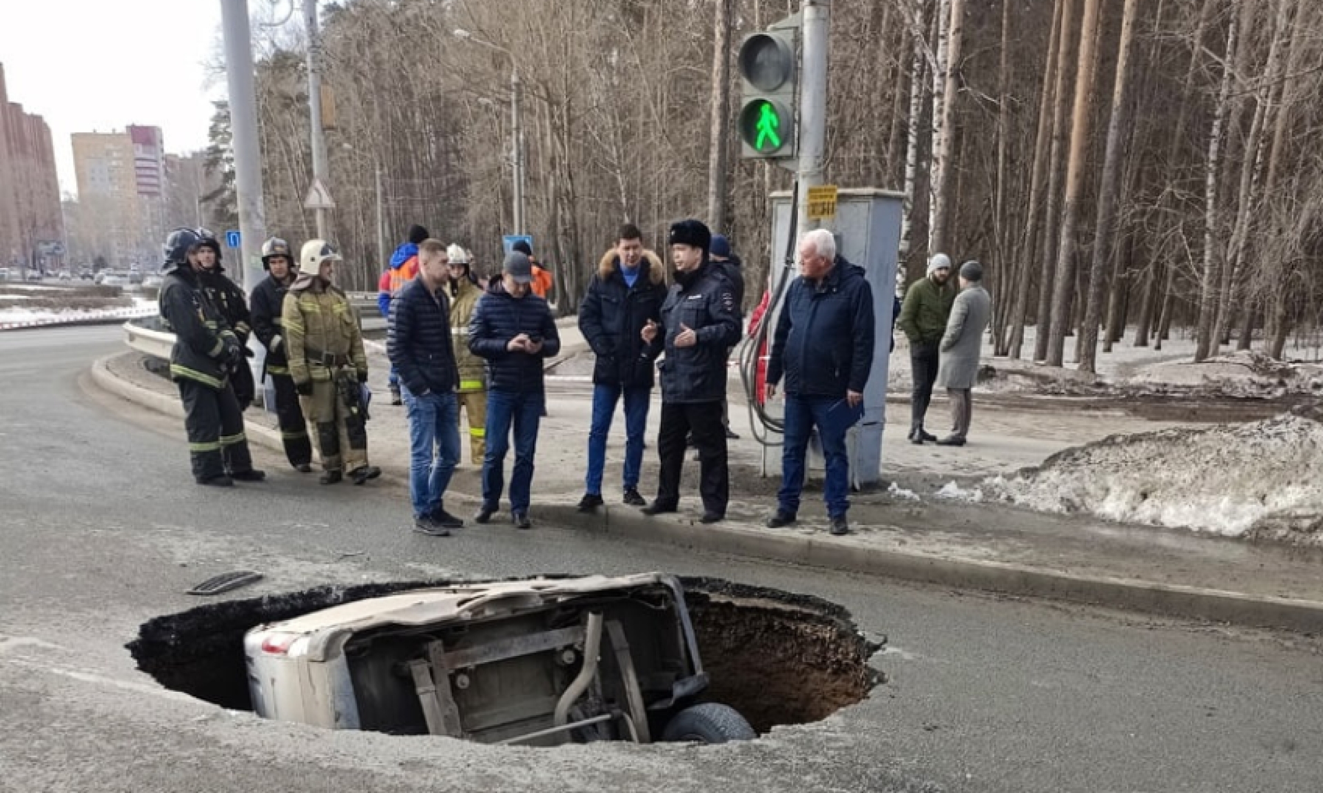 В Перми пассажирская "Газель" провалилась в огромную дыру под асфальт