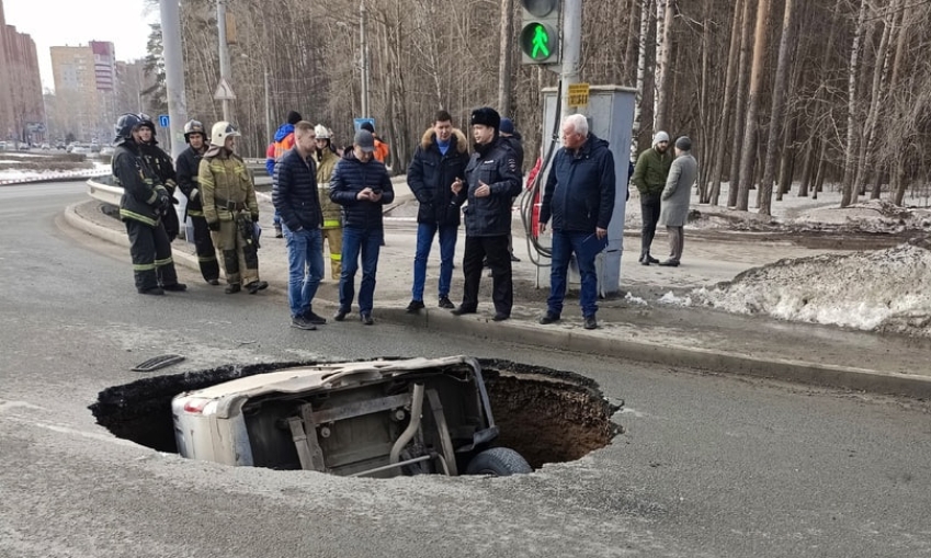 В Перми пассажирская "Газель" провалилась в огромную дыру под асфальт